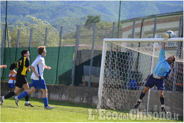 Uno dei tanti provvidenziali interventi del portiere del Bricherasio Bibiana Boffa