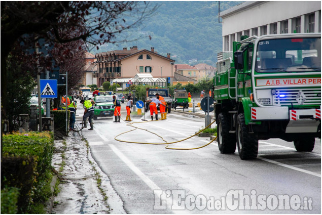 Maltempo a Villar Perosa: volontari AIB al lavoro per liberare il paese dal fango