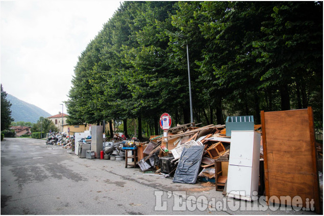 Maltempo a Villar Perosa: volontari AIB al lavoro per liberare il paese dal fango