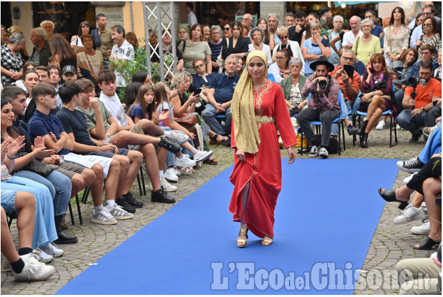 Pinerolo, sfilata di moda all'Artigianato Pinerolese