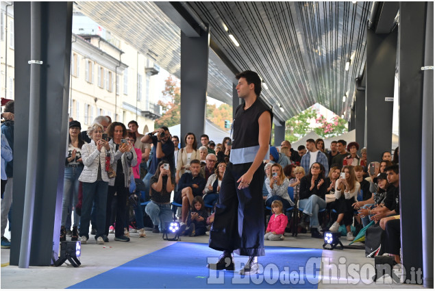 Pinerolo, sfilata di moda all'Artigianato Pinerolese