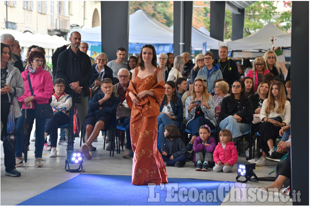 Pinerolo, sfilata di moda all'Artigianato Pinerolese