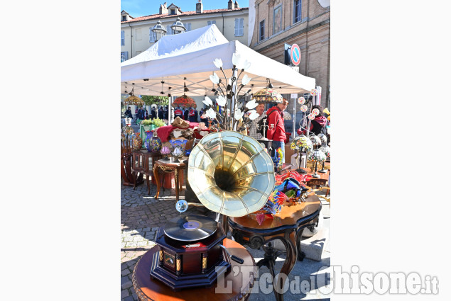 Pinerolo,il mercatino delle pulci nel centro storico
