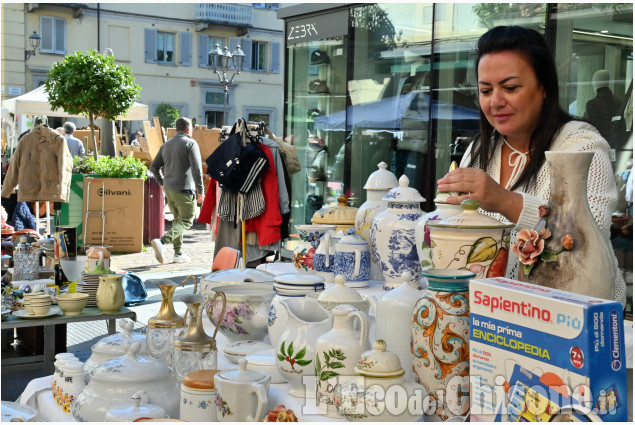 Pinerolo,il mercatino delle pulci nel centro storico