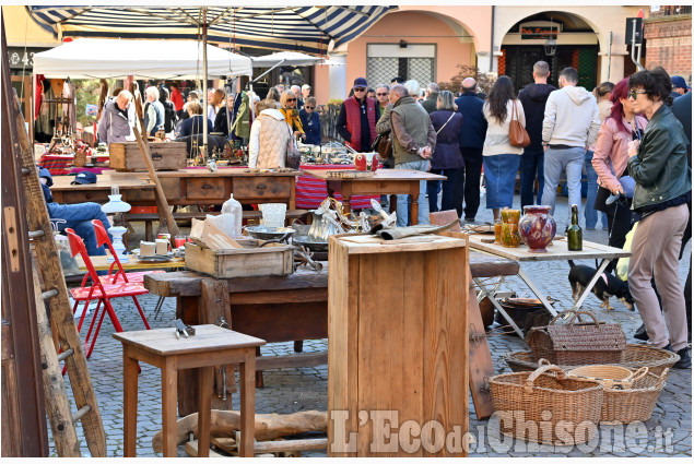 Pinerolo,il mercatino delle pulci nel centro storico