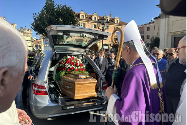 Giaveno: i funerali di Matilde Lorenzi, in tanti accorsi per l'ultimo saluto alla sciatrice 