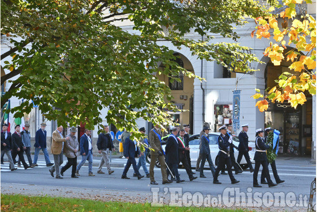 Pinerolo:Corteo dal Municipio e deposizione di una corona al Monumento ai Caduti in Piazza 3° Alpini. 