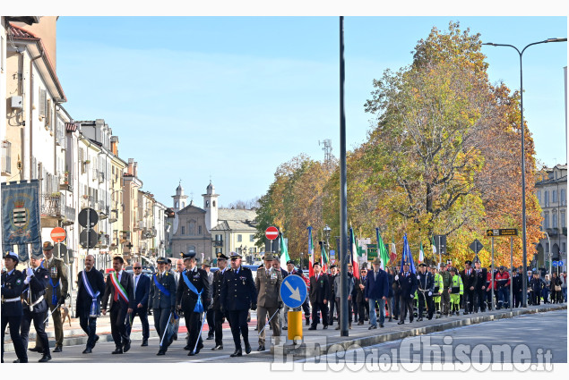 Pinerolo:Corteo dal Municipio e deposizione di una corona al Monumento ai Caduti in Piazza 3° Alpini. 