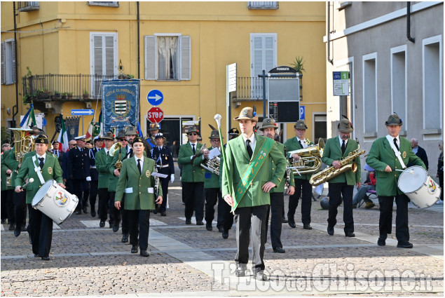 Pinerolo:Corteo dal Municipio e deposizione di una corona al Monumento ai Caduti in Piazza 3° Alpini. 