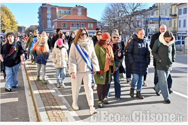 Pinerolo:Corteo del 25 novembre ,si celebra la Giornata mondiale contro la violenza sulle donne