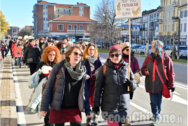 Pinerolo:Corteo del 25 novembre ,si celebra la Giornata mondiale contro la violenza sulle donne
