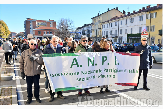 Pinerolo:Corteo del 25 novembre ,si celebra la Giornata mondiale contro la violenza sulle donne