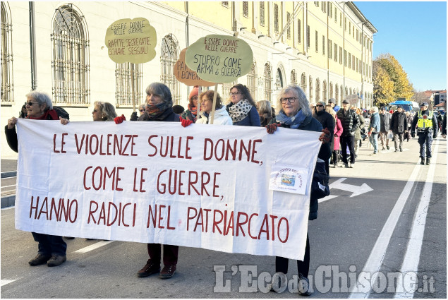 Pinerolo:Corteo del 25 novembre ,si celebra la Giornata mondiale contro la violenza sulle donne