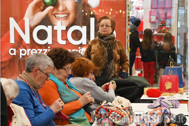 Pinerolo: L'albero di Natale delle Uncinettine al centro commerciale Le Due Valli