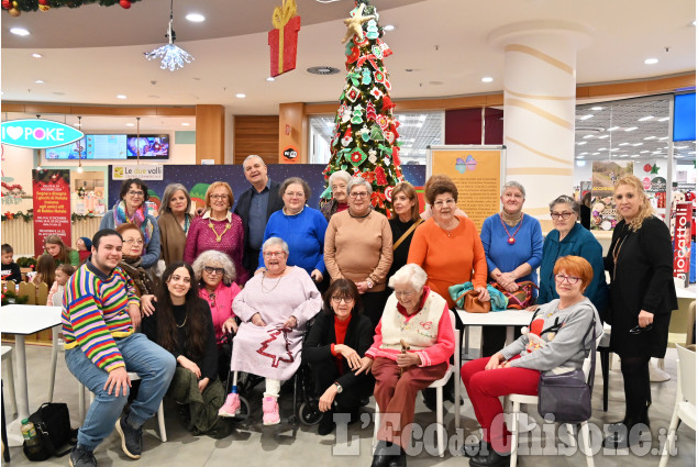 Pinerolo: L'albero di Natale delle Uncinettine al centro commerciale Le Due Valli