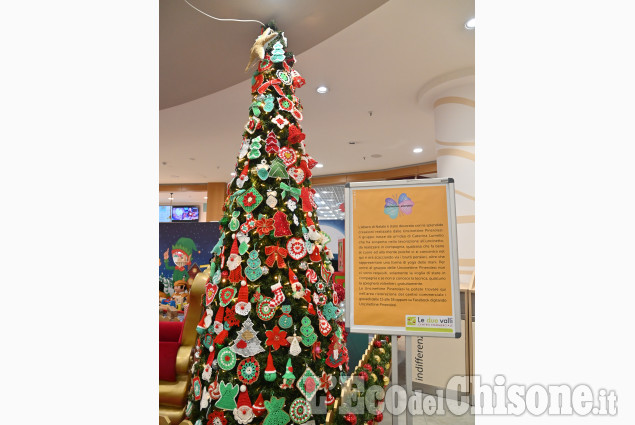 Pinerolo: L'albero di Natale delle Uncinettine al centro commerciale Le Due Valli