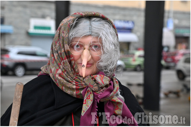Pinerolo la Befana saluta i bambini nel centro