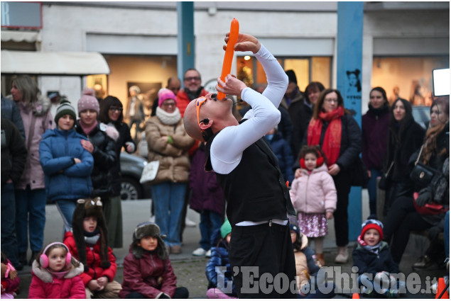 Pinerolo la Befana saluta i bambini nel centro