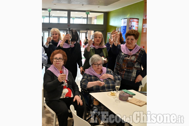 Pinerolo, le uncinettine festeggiano il primo anniversario del loro gruppo alle Due Valli