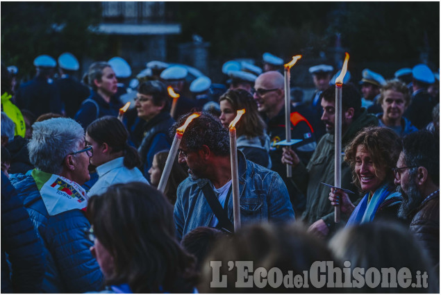 80º della Liberazione dal nazifascismo: le immagini della fiaccolata della Val Chisone
