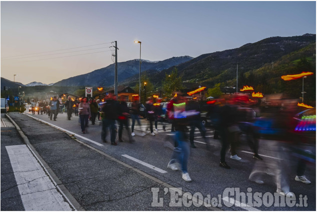 80º della Liberazione dal nazifascismo: le immagini della fiaccolata della Val Chisone