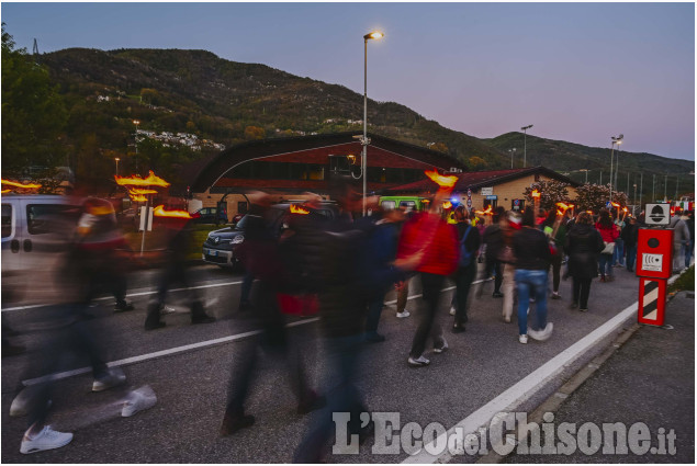 80º della Liberazione dal nazifascismo: le immagini della fiaccolata della Val Chisone