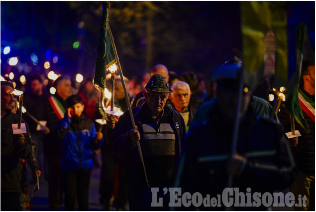 80º della Liberazione dal nazifascismo: le immagini della fiaccolata della Val Chisone