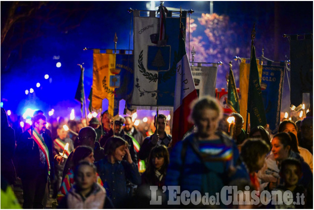 80º della Liberazione dal nazifascismo: le immagini della fiaccolata della Val Chisone