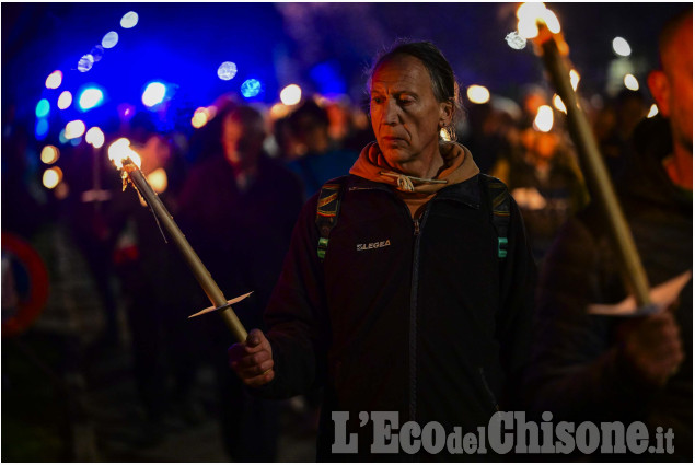 80º della Liberazione dal nazifascismo: le immagini della fiaccolata della Val Chisone