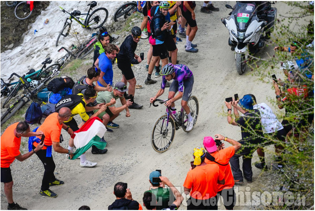 Colori ed emozioni del passaggio del Giro al Colle delle Finestre 