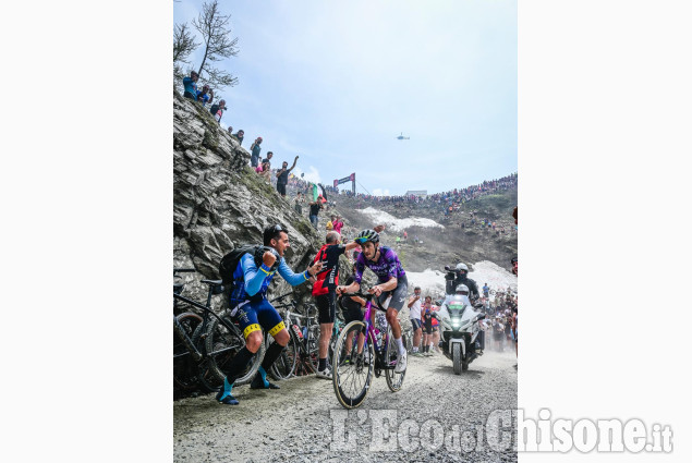 Colori ed emozioni del passaggio del Giro al Colle delle Finestre 
