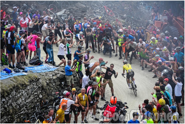 Colori ed emozioni del passaggio del Giro al Colle delle Finestre 