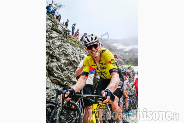 Colori ed emozioni del passaggio del Giro al Colle delle Finestre 