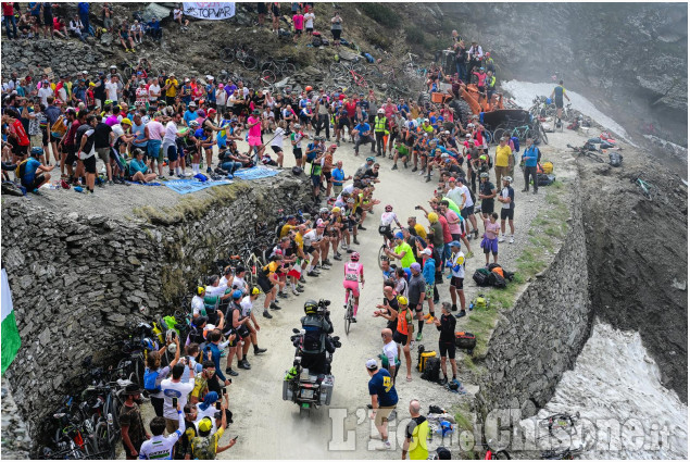Colori ed emozioni del passaggio del Giro al Colle delle Finestre 