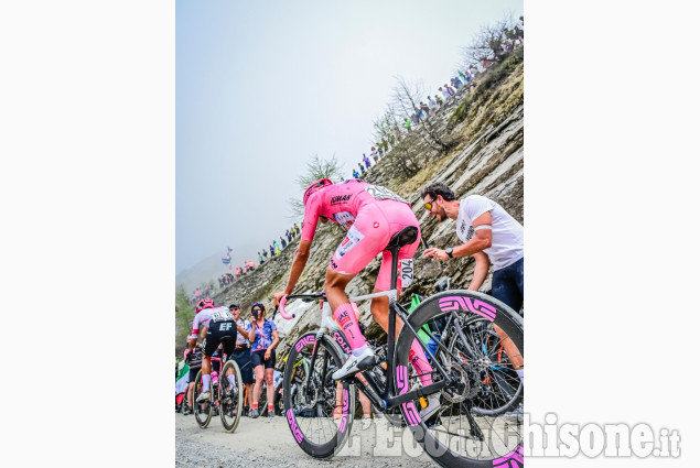 Colori ed emozioni del passaggio del Giro al Colle delle Finestre 