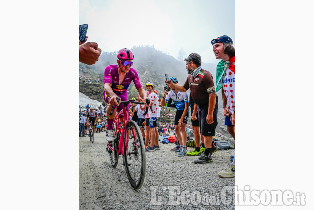 Colori ed emozioni del passaggio del Giro al Colle delle Finestre 