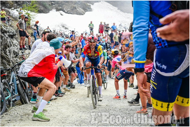 Colori ed emozioni del passaggio del Giro al Colle delle Finestre 