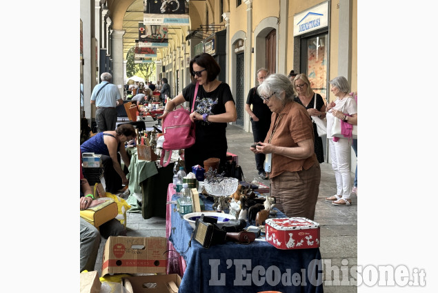 Pinerolo, il mercato del antiquariato sotto i portici del centro