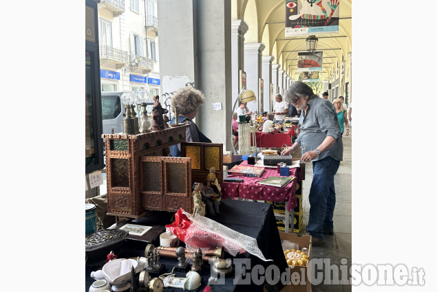 Pinerolo, il mercato del antiquariato sotto i portici del centro