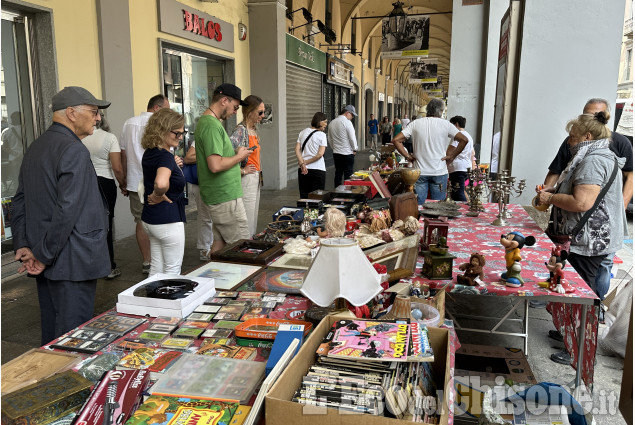 Pinerolo, il mercato del antiquariato sotto i portici del centro