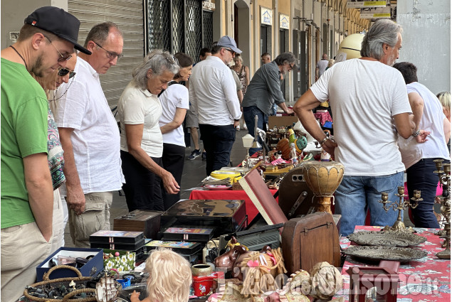 Pinerolo, il mercato del antiquariato sotto i portici del centro