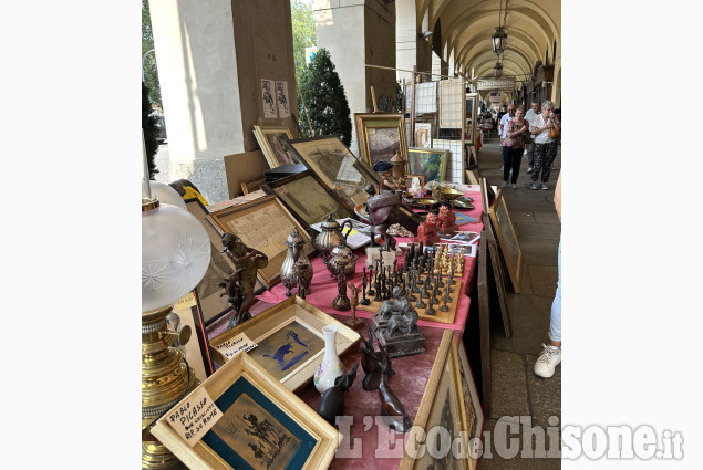 Pinerolo, il mercato del antiquariato sotto i portici del centro