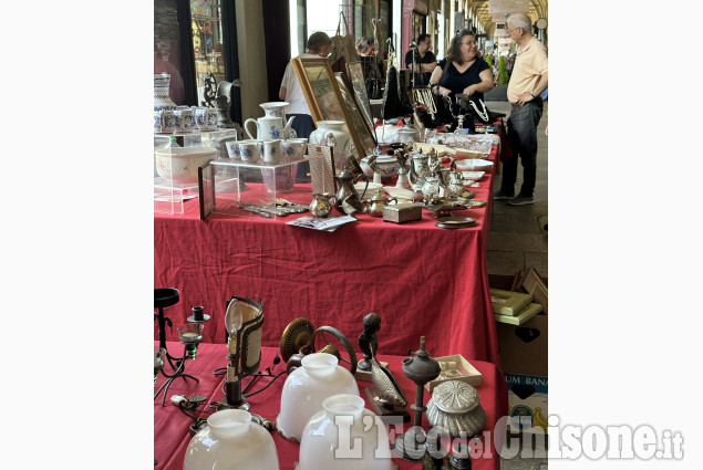 Pinerolo, il mercato del antiquariato sotto i portici del centro