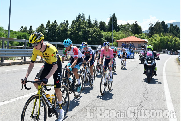 Emozionante giornata ciclistica: e la maglia Rosa cambia padrone