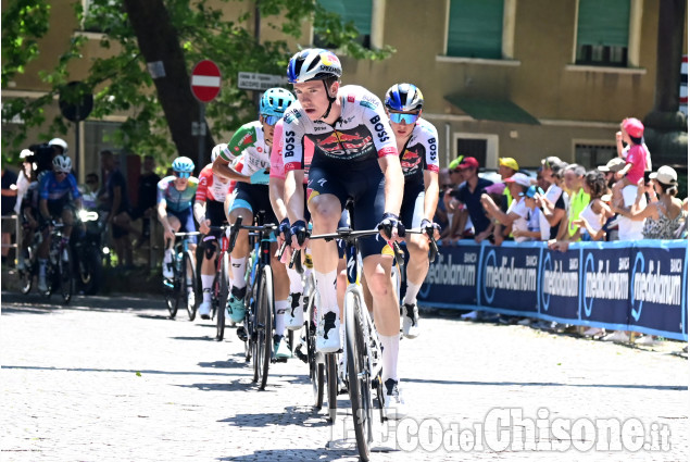 Emozionante giornata ciclistica: e la maglia Rosa cambia padrone