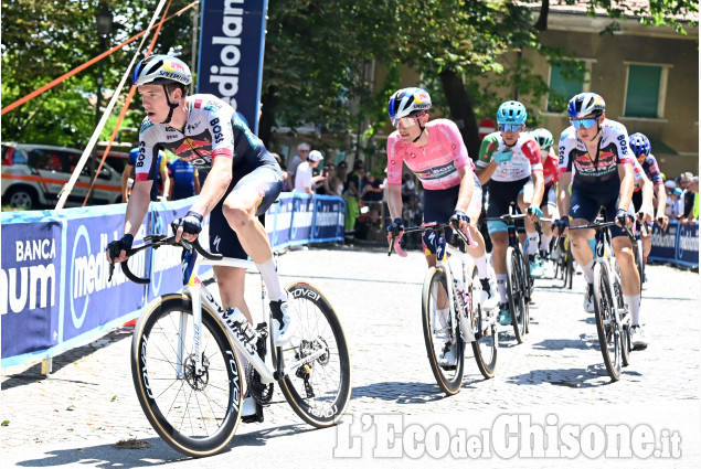 Emozionante giornata ciclistica: e la maglia Rosa cambia padrone