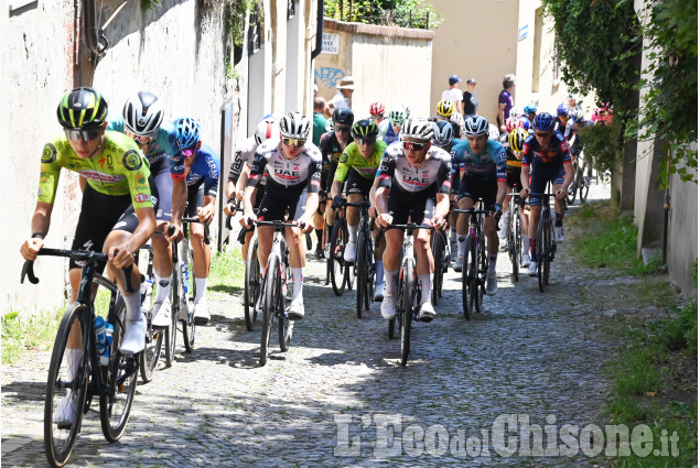 Emozionante giornata ciclistica: e la maglia Rosa cambia padrone