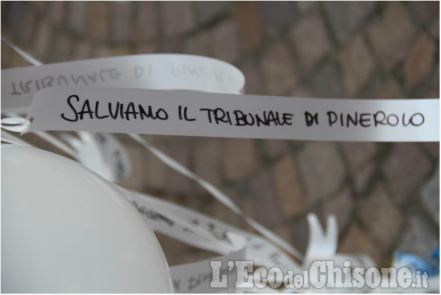 Pinerolo: salviamo il tribunale di Rosanna Ventrella La foto vincitrice della settimana: i colori dell'autunno di Giacomo Abrate