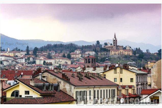 I tetti di Pinerolo come panni stesi al sole di Orazio Privitera La foto vincitrice della settimana: i colori dell'autunno di Giacomo Abrate