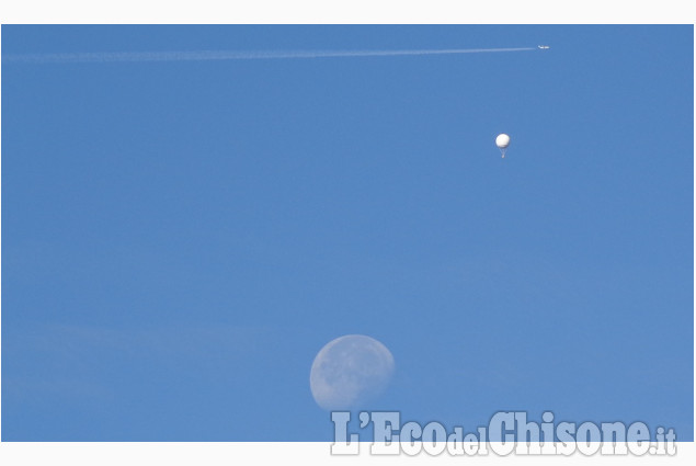 Scie bianche nel cielo blu di Graziella Polliotto La foto vincitrice della settimana: i colori dell'autunno di Giacomo Abrate